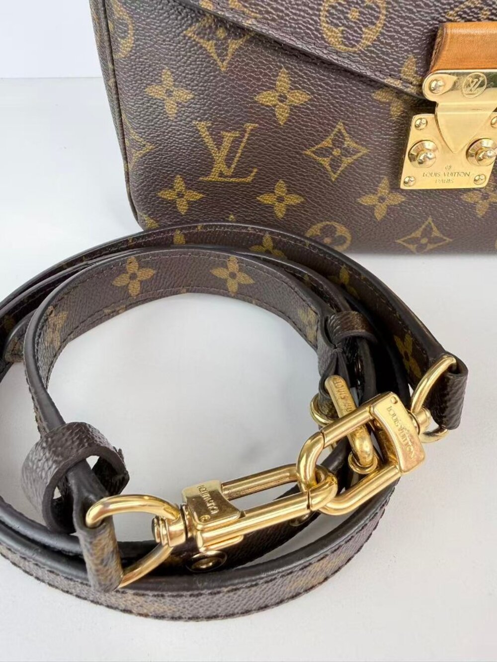 Louis Vuitton Pochette Metis - Picture 12 of 13